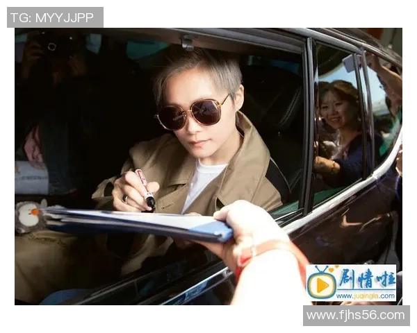 足球明星机场打电话引围观粉丝争相拍照记录瞬间