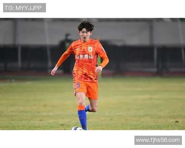 高挑身材的足球明星男展现出独特魅力与运动风范